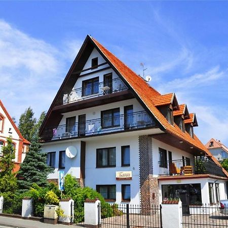 Pensjonat Tadeusz I Apartamenty W Darlowku Darlowko Exteriör bild