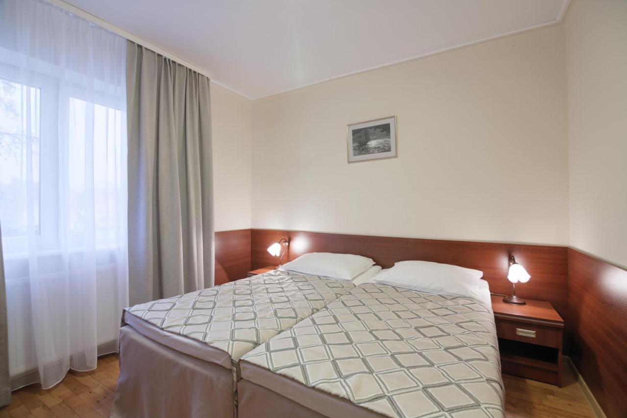 Pensjonat Tadeusz I Apartamenty W Darlowku Darlowko Exteriör bild